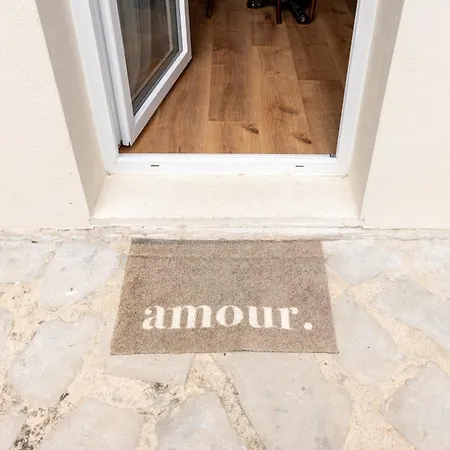 La Tiny - Sleep In *