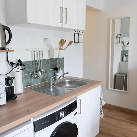 La Tiny - Sleep In * La Ciotat